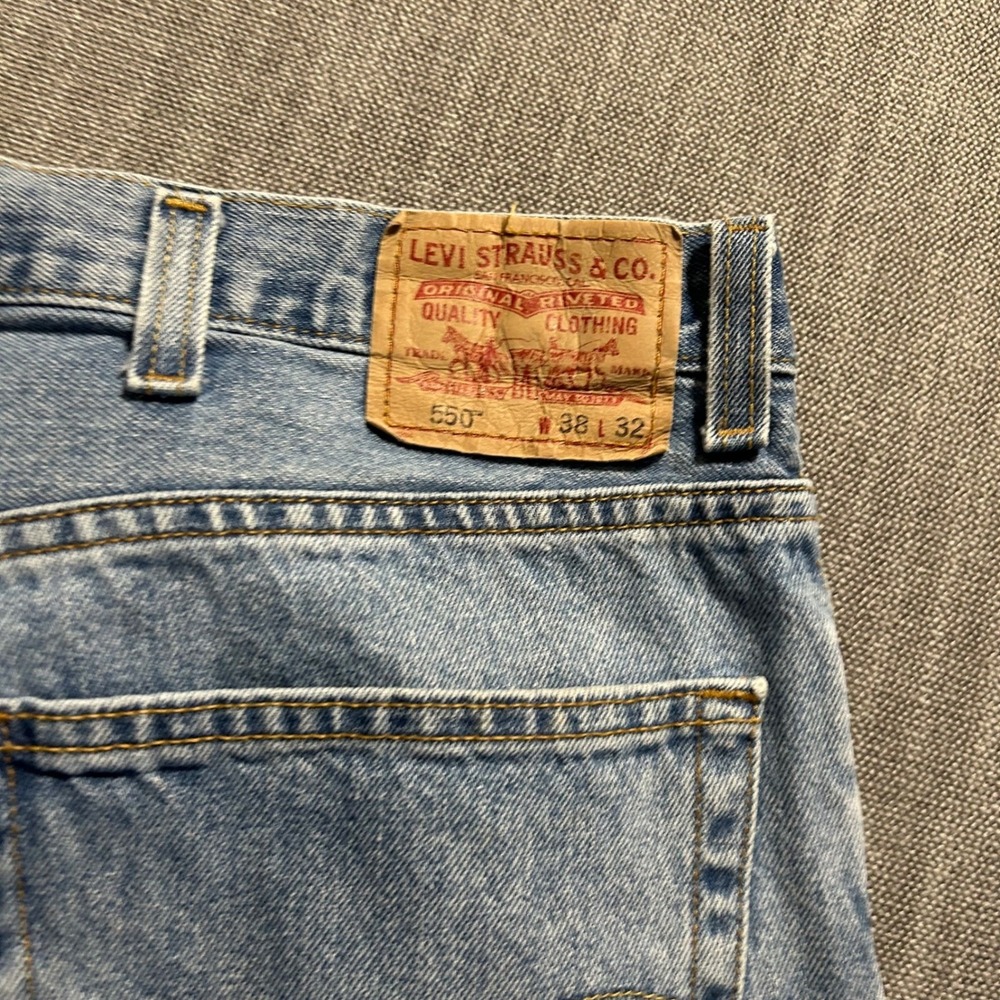 Levi's 550 Relaxed Fit Jeans Mens 38x32 Light Wash Blue Tapered Leg Denim - Picture 2 of 10